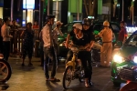 Cảnh sát ngăn hàng chục người quá khích sau trận VN thắng Malaysia