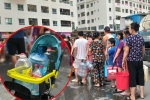 Hà Nội: Cư dân HH Linh Đàm xếp hàng nhận từng xô nước sạch, mòn mỏi chờ đợi kết quả xét nghiệm khi nước có mùi lạ