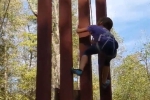 Bé gái 8 tuổi mất 1 phút để trèo qua bức tường biên giới của TT Trump