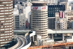 Đường cao tốc xuyên qua tòa nhà 16 tầng ở Nhật Bản