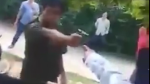 Quảng Nam: Xôn xao clip phó công an xã r út súng dọa bắn người dân khi xô xát