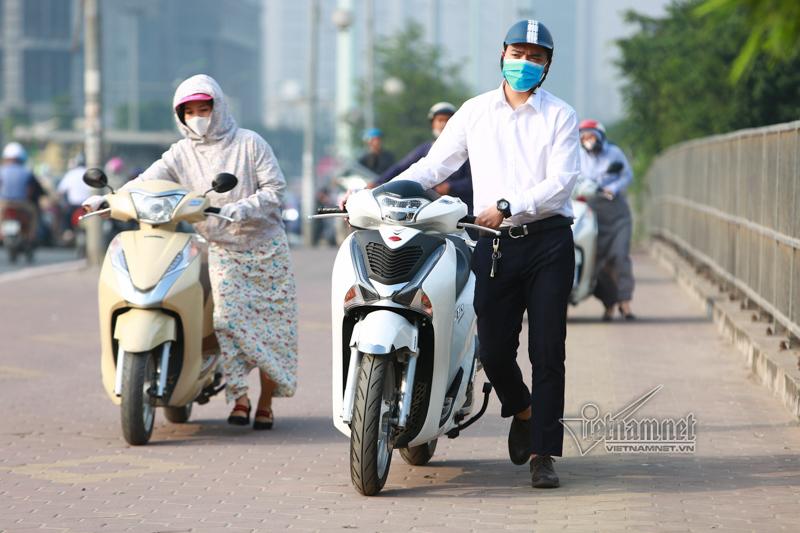 Pha dắt xe cồng kềnh của 2 cô gái trên đường phố Hà Nội khiến nhiều người  thót tim Ai lại mang lý thuyết dắt xe đạp để dắt xe máy thế