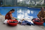 Cư dân mang quần áo giặt giũ, múc nước bể bơi để dùng trong 'cơn khát' ở Hà Nội