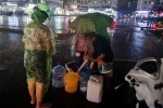 Dân chung cư Hà Nội chen chân, dầm mưa hứng từng giọt nước