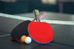 Tại sao hai mặt của vợt bóng bàn lại có màu khác nhau?