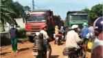 Người dân bức xúc chặn xe ben phánát đường ở Bình Thuận