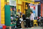 Ấm áp tủ quần áo miễn phí 'ai thiếu đến lấy, ai thừa ủng hộ' tại Hà Nội