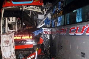 3 xe khách đâm nhau nát đầu ở đường Hồ Chí Minh, khách bị thương la liệt