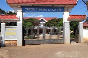 100 học sinh nghèo vượt khó bị trường thu học bổng