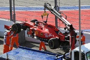 Vì sao Vettel phải dừng xe khẩn cấp ở Sochi?