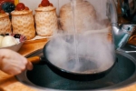 Tại sao không nên rửa chảo nóng dưới vòi nước lạnh?