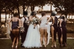 Phù dâu táo bạo kéo váy khoe trọn vòng 3, cô dâu 'đứng hình' khi chụp ảnh cưới