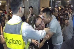 Hong Kong: Kinh hoàng vụ tấn công bằng dao đẫm máu, nghi phạm cắn đứt tai quan chức địa phương
