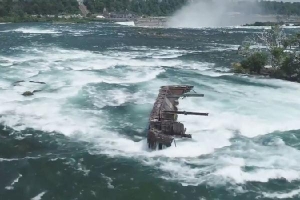Thuyền kẹt trên thác Niagara bật khỏi vị trí sau 101 năm