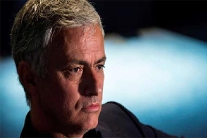 Mourinho ăn tối cùng sếp sòng Arsenal, ghế HLV của Emery bị đe dọa
