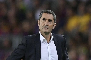Valverde lại đứng trước nguy cơ bị Barca sa thải