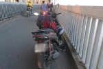 Người đàn ông dừng xe máy giữa cầu Thăng Long rồi bất ngờ nhảy xuống sông Hồng tự tử