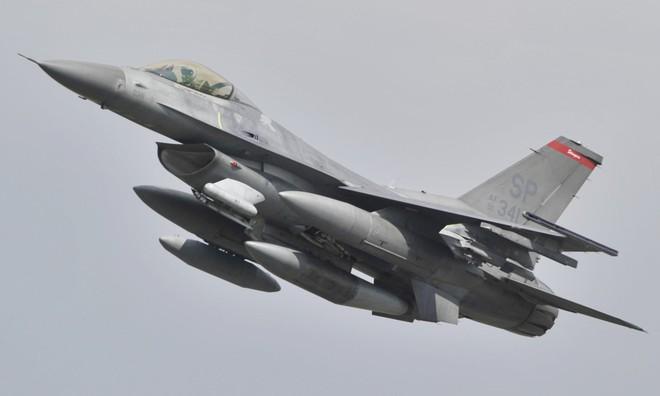 Chiếc F-16 của Mỹ đã vô tình thả một quả bom giả vài km bên ngoài phạm vi ném bom ở phía đông bắc Nhật Bản hôm 7/11. Ảnh: AP.