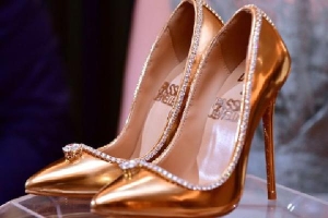 Những đôi giày đính kim cương, dát vàng có giá tới 20 triệu USD
