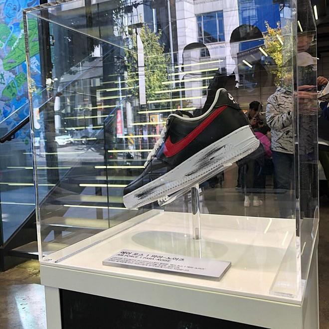 Đôi giày với dấu swoosh đỏ được trưng bày tại Hongdae. Ảnh: @actjisus.