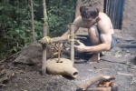 YouTuber 'gây sốt' vì trải nghiệm sống như người thời đồ đá giữa bốn bề hoang vắng