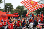 Cổ động viên diễu hành quanh Hà Nội trước trận Việt Nam - UAE