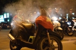Đang đi 'bão' ăn mừng chiến thắng của ĐT Việt Nam, xe máy của nam thanh niên bốc cháy