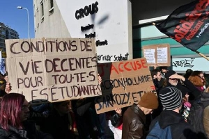 Sinh viên Pháp tự thiêu vì quá nghèo, chính phủ đối mặt chỉ trích