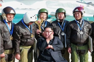 Ông Kim nhắc phi công sẵn sàng chiến đấu với kẻ thù vũ trang tận răng