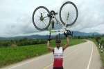 CĐV Thái Lan ròng rã đạp xe 1 tuần lễ, vượt 1.400km để đến Việt Nam tiếp lửa cho đội nhà