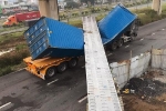 Cầu bộ hành bị xe container kéo sập, tính hạ nền đường cho đủ chiều cao