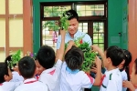 Học trò miền núi hái hoa rừng tặng thầy cô