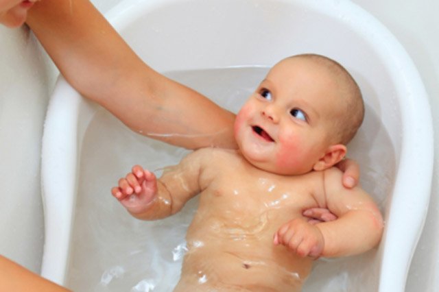 Mẹ có thể tắm cho bé bằng nước ấm giúp làm mát da, hạn chế rôm sảy (Ảnh: Internet).