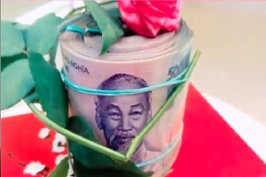 Sinh nhật tuổi 34, Thủy Tiên được Công Vinh tặng cọc tiền 'siêu to khổng lồ'