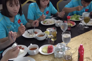 Xót xa bữa cơm ăn không đủ no của ĐT nữ Việt Nam tại SEA Games 30