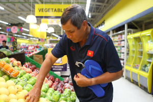 HLV Mai Đức Chung đi siêu thị cải thiện bữa ăn ở SEA Games