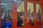 Chùm ảnh: Người dân chen chúc bên ngoài tòa án để livestream phiên xét xử mẹ nữ sinh giao gà và đồng phạm