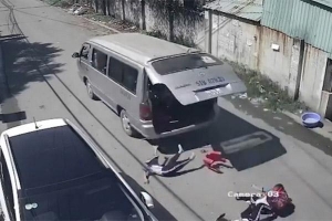 3 học sinh tiểu học văng khỏi ôtô, rơi xuống đường