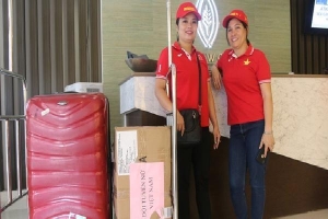 Hai 'fan cứng' vượt khó khăn tới Philippines tiếp tế 60kg thực phẩm cho tuyển nữ Việt Nam