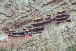 Ngôi chùa 1.500 tuổi treo trên vách núi