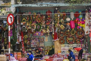 Hà Nội: Phố Hàng Mã đã rực rỡ sắc màu chờ đón Giáng sinh
