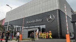 Bên trong đại lý Mercedes-Benz lớn nhất Đông Nam Á vừa khai trương ở Việt Nam: Sang xịn không tưởng, có cả phòng giao xe bí mật