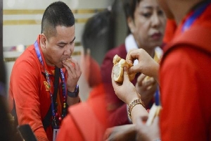 'Vỡ trận' tại sân bay Manila: Đoàn thể thao Việt Nam phải ăn bánh mỳ cầm hơi, chờ đợi hơn 3 tiếng đồng hồ mới có xe đưa về điểm tập kết