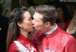 Chồng người Mỹ hôn Hoàng Oanh trong lễ rước dâu