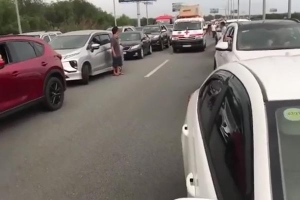 Clip 'gây sốt' mạng: Hàng trăm ôtô dẹp sang 2 bên đường, nhường cho xe cứu thương chạy qua