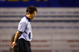 HLV Nishino bỏ về sau khi Hà Đức Chinh ghi bàn vào lưới Singapore
