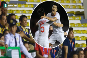 HLV Nishino và BHL Thái Lan lắc đầu ngán ngẩm, lặng lẽ rời sân ngay sau bàn thắng của  U22 Việt Nam