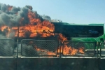 Hành khách tháo chạy khỏi chiếc xe bốc cháy