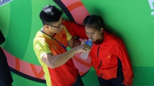 Xúc động hình ảnh nữ vận động viên marathon Việt Nam kiệt sức, không thể tự mặc quần dài lên nhận huy chương tại SEA Games 30