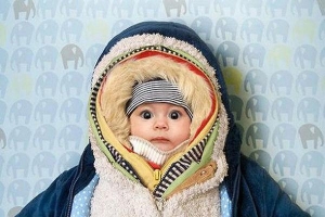 Giữ ấm cho con ngày lạnh kiểu này, cha mẹ tưởng đúng nhưng có thể hại con, thậm chí nguy hiểm tính mạng